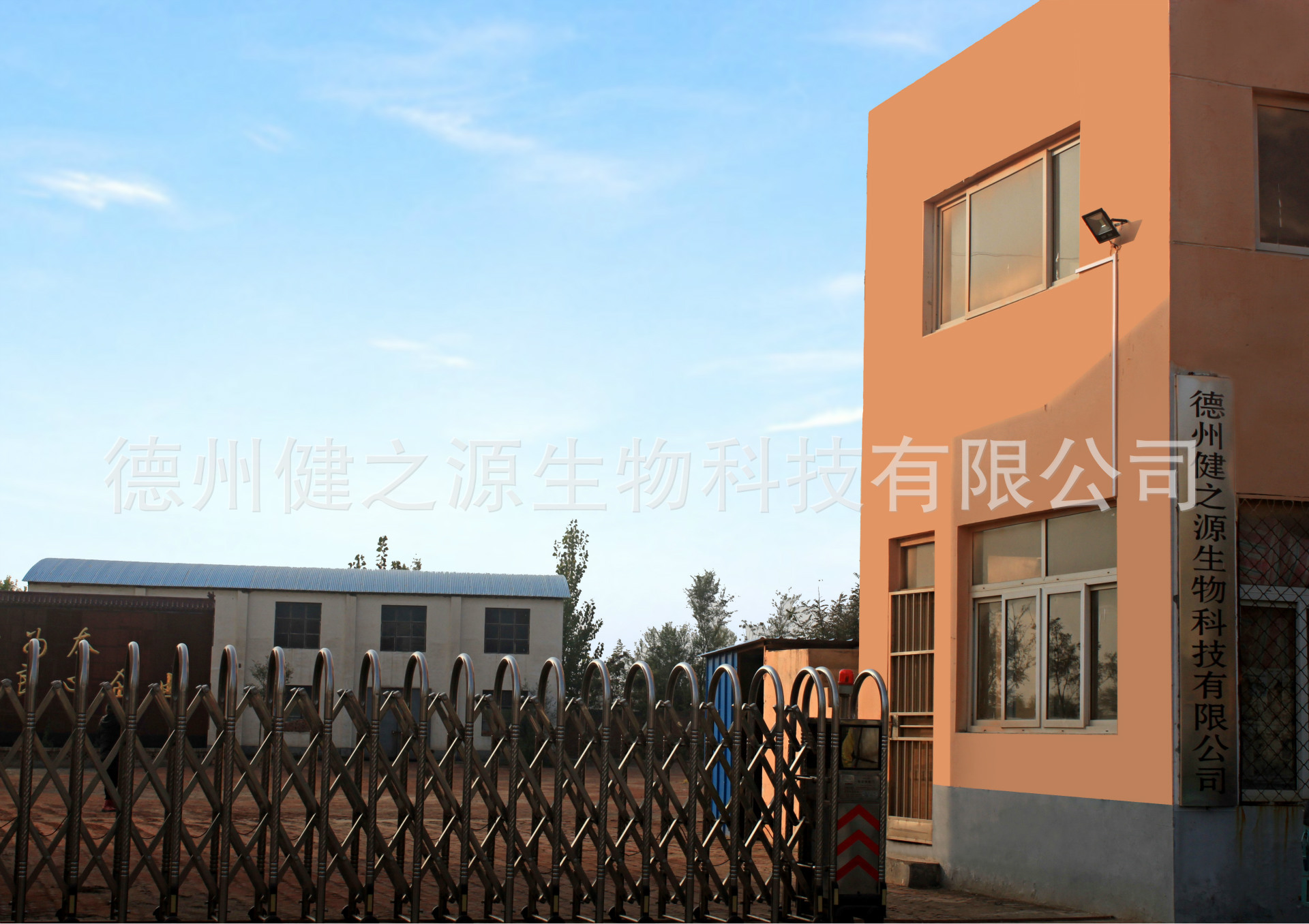 德州健之源生物科技有限公司是一家專業生產營養素補充劑、SC營養食品公司，業務范圍包括固體飲料、壓片糖果、代用茶、沖劑以及各種膳食養生健康食品的生產代工、OEM、 ODM等。公司占地五十余畝，廠區建筑面積4000余m2，內設生產車間、質量控制室、產品檢測中心、陰涼倉庫、辦公用房及輔助用房。生產車間總面積1000余m2，其中保健食品GMP 凈化車間600m2，裸藻片代加工 裸藻復合壓片糖果OEM  食品片劑貼牌委托生產廠家 一般生產區400m2；倉儲總面積（原輔料倉庫、成品倉庫、包材倉庫等）2500m2，物料分區分庫存放；檢測分析室（包括理化分析室、微生物檢驗室、留樣觀察室等）總面積300m2。辦公用房200m2。流水生產線承接粉劑，片劑，袋泡茶，顆粒劑 等劑型的成品、半成品代加工。  公司成立專項實驗室，引進山東中醫藥大學的醫藥技術部部長等相關專業人員組建科研團隊，在分子生物學、微 生物發酵、藥食同源、新資源食品研究等方面實行研產一體化，針對不同方向的營養課題進行探討研究，并將科研成果轉化為生產力，為產業化生產提供技術支撐。